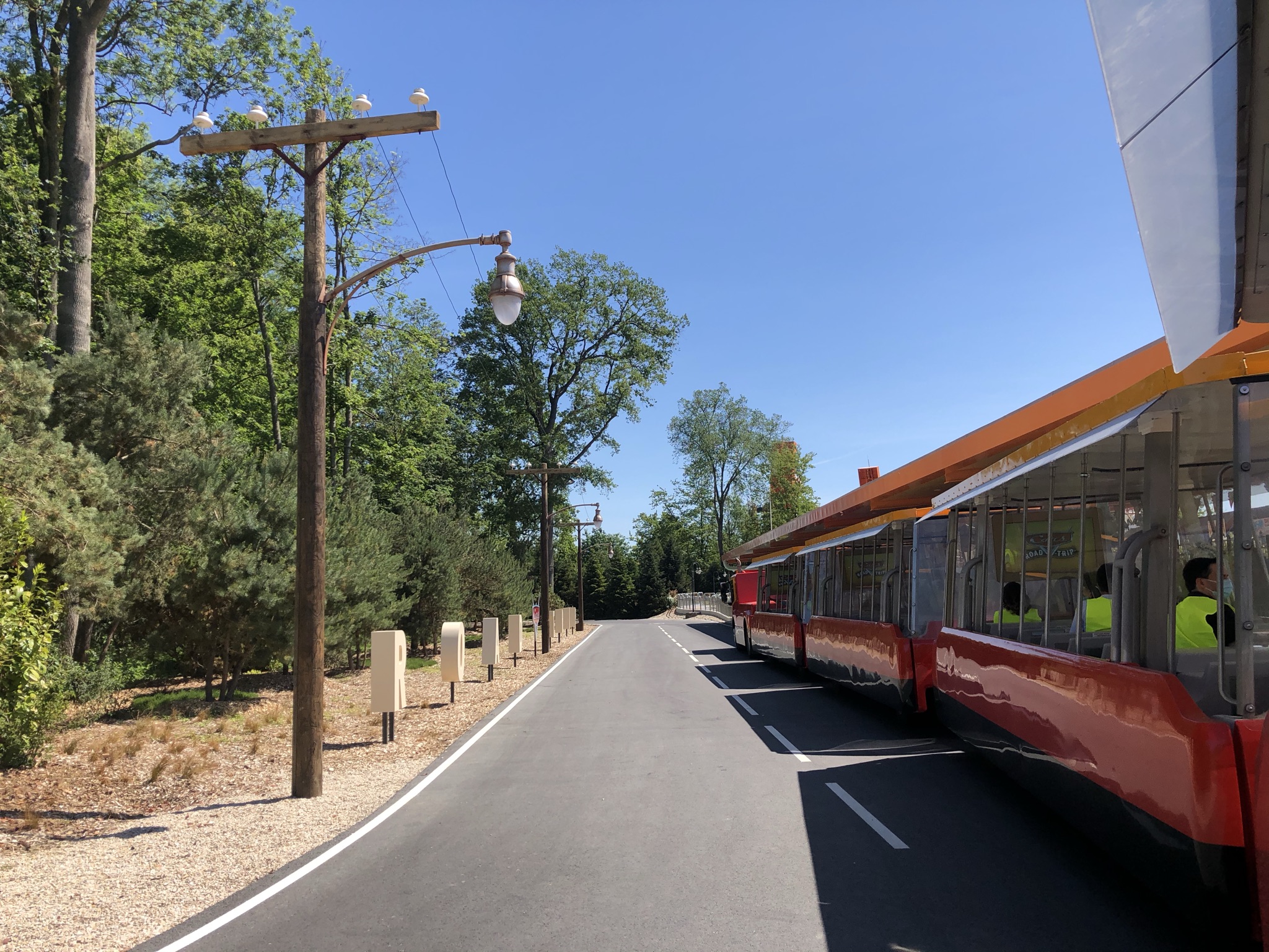 ntage aux éléments de décor, qui rend très bien avec la storyline. Le long des Trams, les visiteurs pourront apercevoir les lettres "Road Trip", qui rappellent les lettres "California" de l'entrée de Disney California Adventure, aux Etats-Unis.